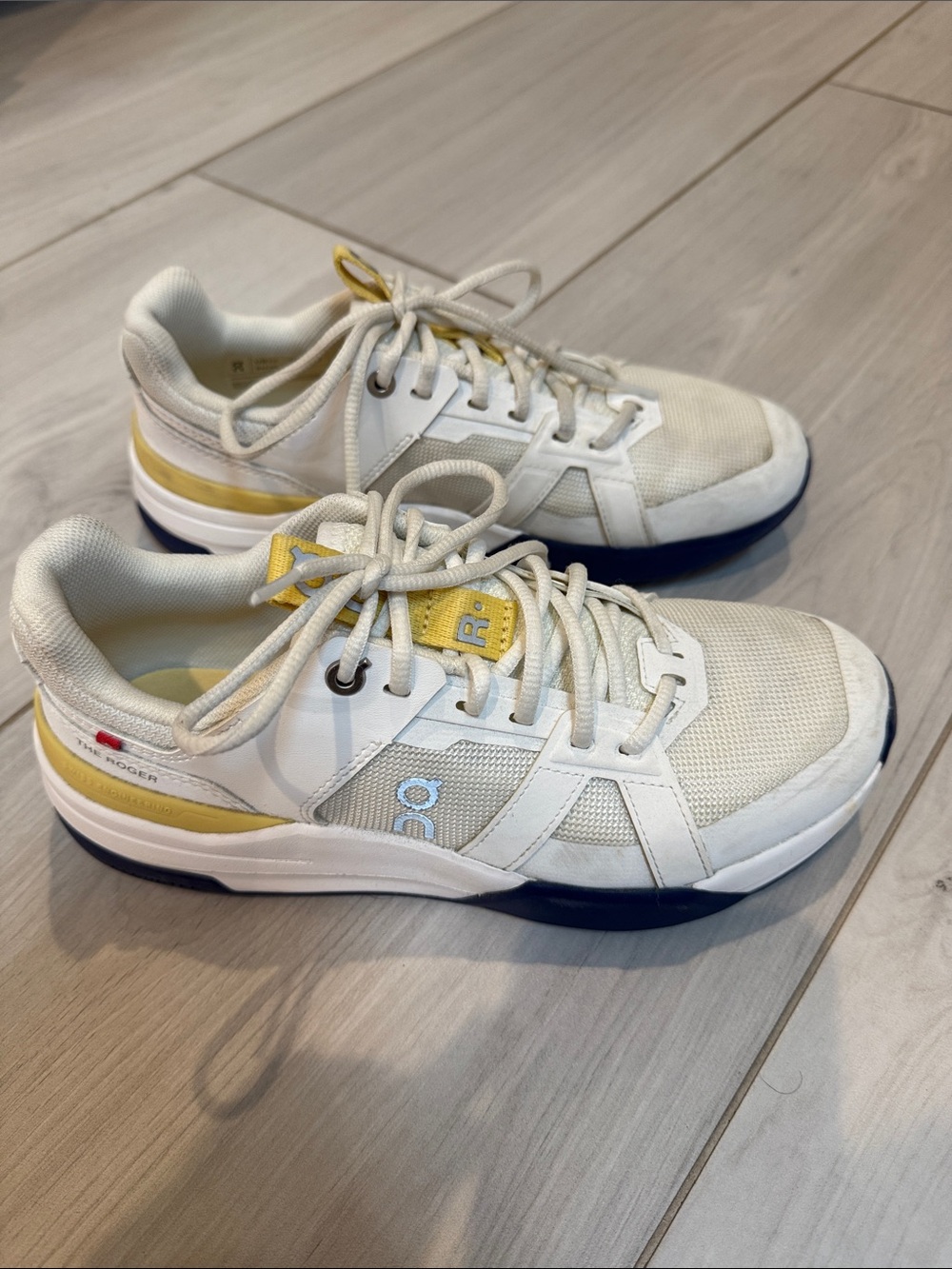 Kids Roger ON Tennis White and Yellow Athletic Sneakers, size 4